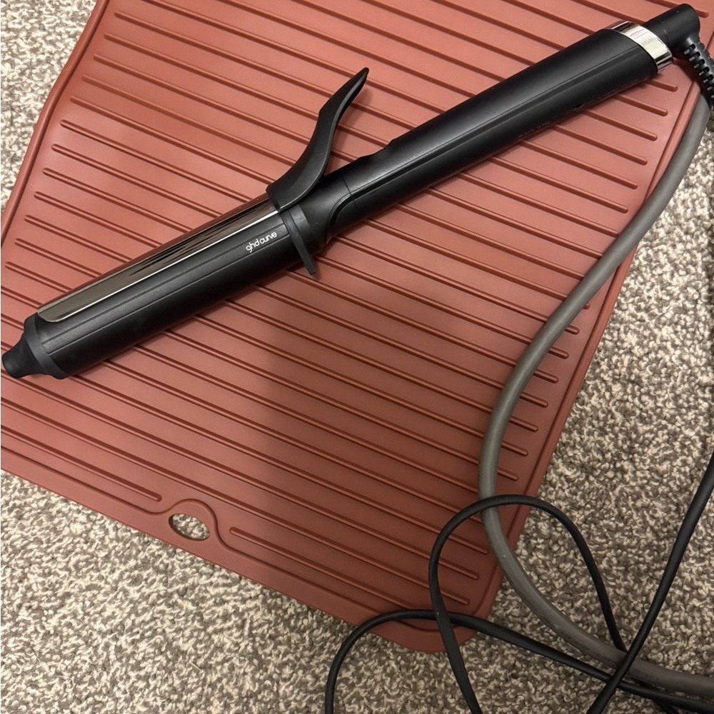 Black GHD Curling Iron curve